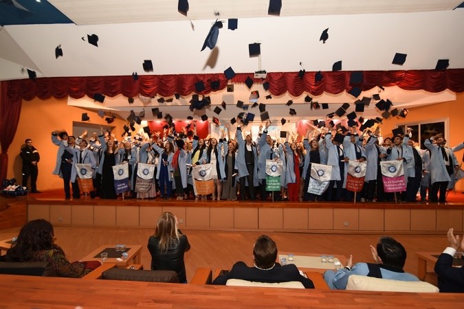 Gazili Öğrenciler Kep Attı