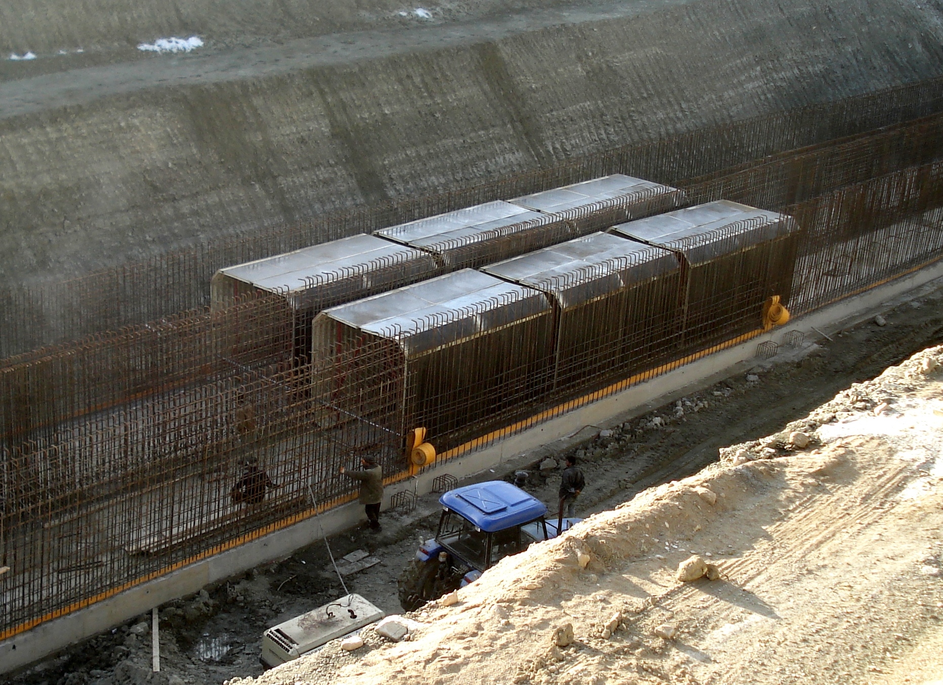 OPEN-CLOSE TYPE TUNNEL MOLDS