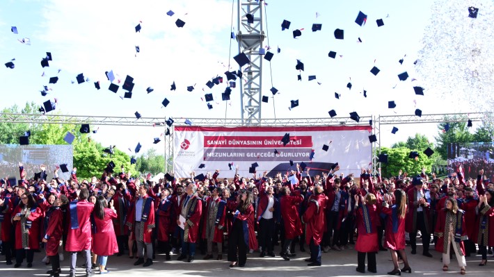 OSTİM Teknik Üniversitesinde Mezunlar Geleceğe Uğurlandı