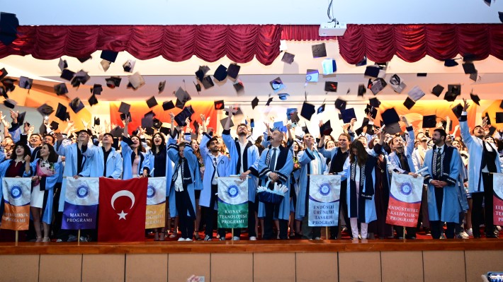 Gazi Üniversitesi OSTİM Yerleşkesinde Mezuniyet Sevinci