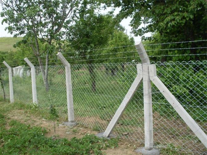 Concrete Post Barbed Wire Fences