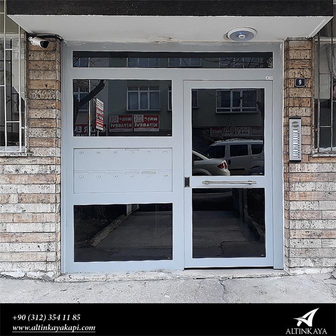 Apartman Giriş Kapısı
