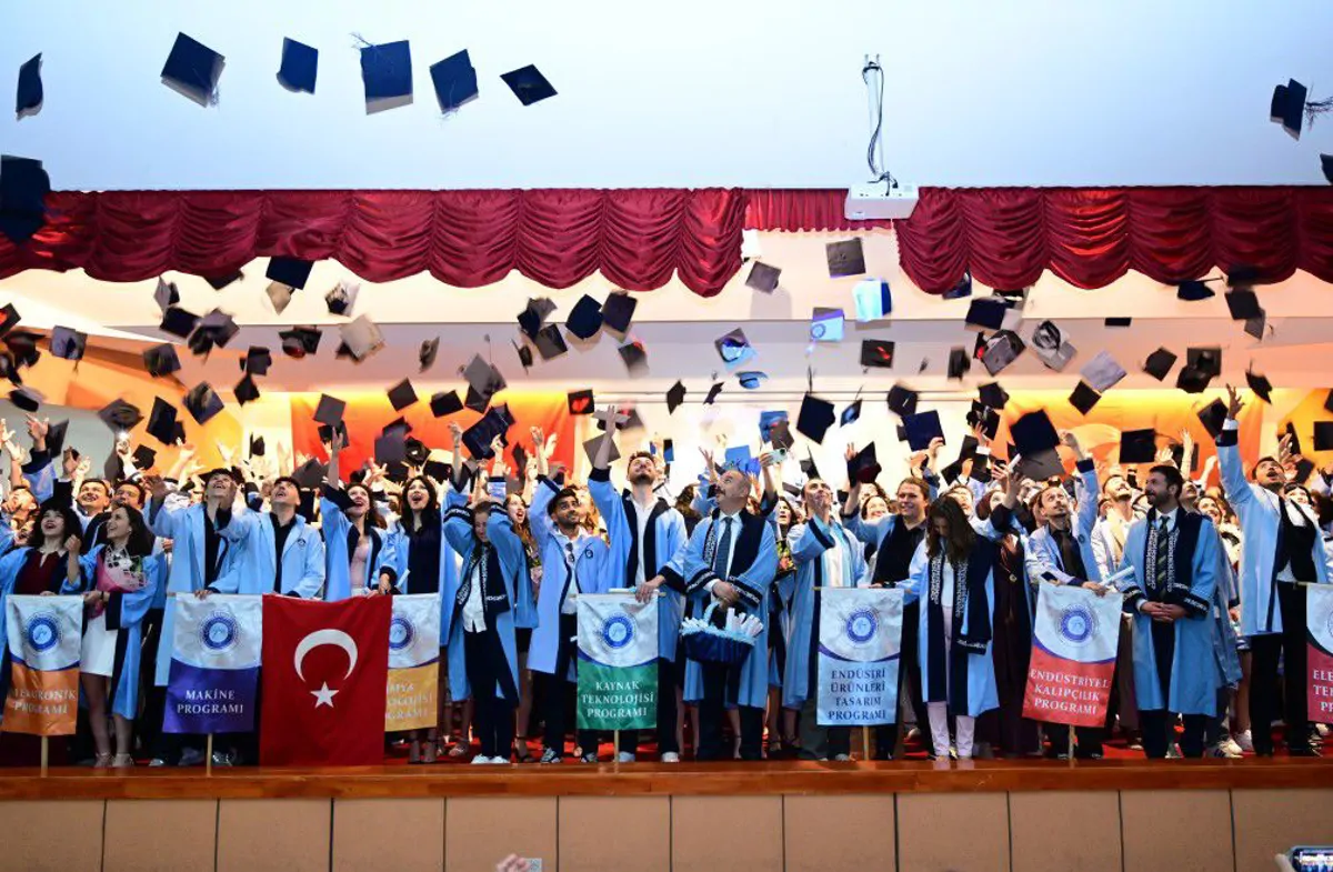 Gazi Üniversitesi OSTİM Yerleşkesinde Mezuniyet Sevinci