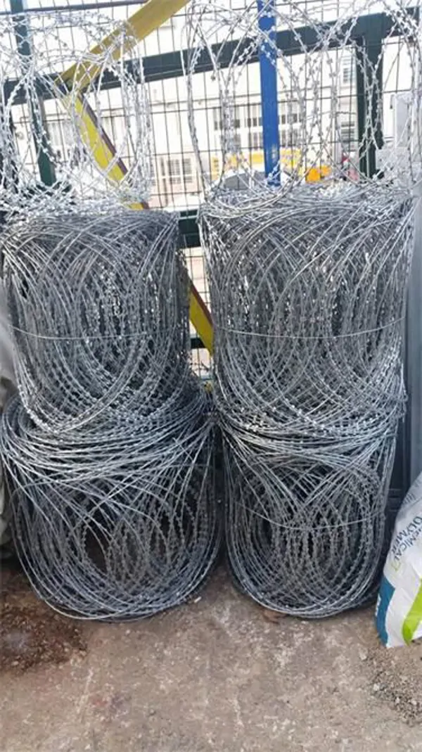 Düzlemsel Jiletli Tel