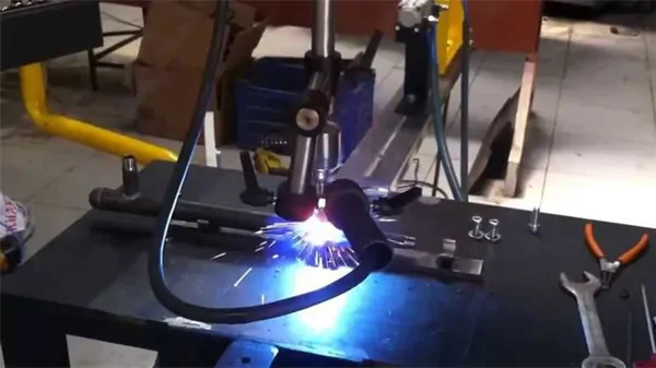 WELDING MACHINE