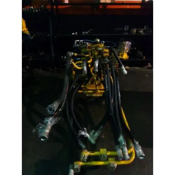 Repair, maintenance, and spare parts services are provided for Komatsu PC 200-300-400-450-6-7-8, PC 600 control valves.