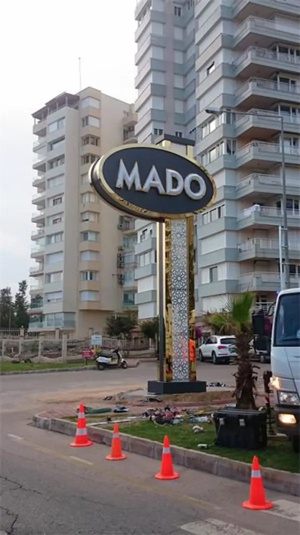 Totem Mado Advertising Sign