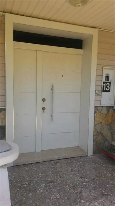 Beyaz Villa Kapısı