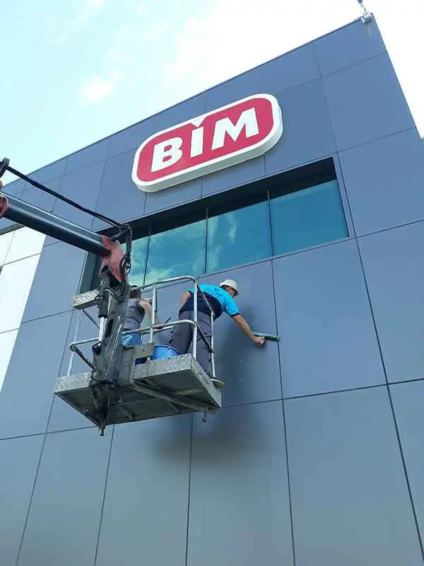 EXTERIOR WINDOW CLEANING