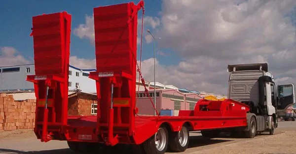 2-axle, 8-tire, flat platform lowbed.