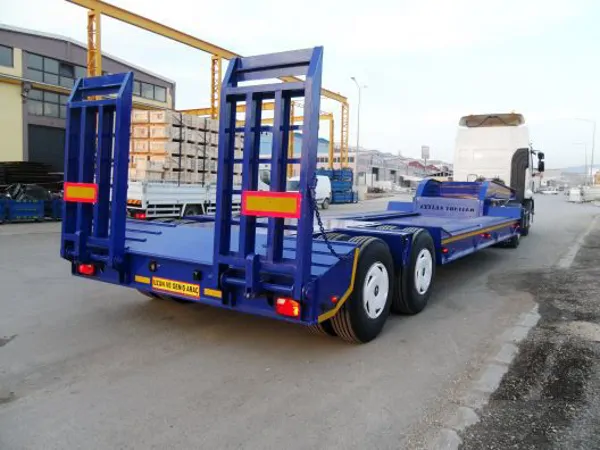 2-axle lowbed trailer with pool area.