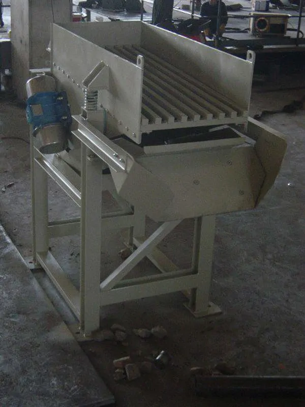 VIBRATING FEEDER