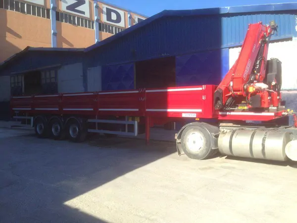 3-Axle Trailer with Pilot Crane