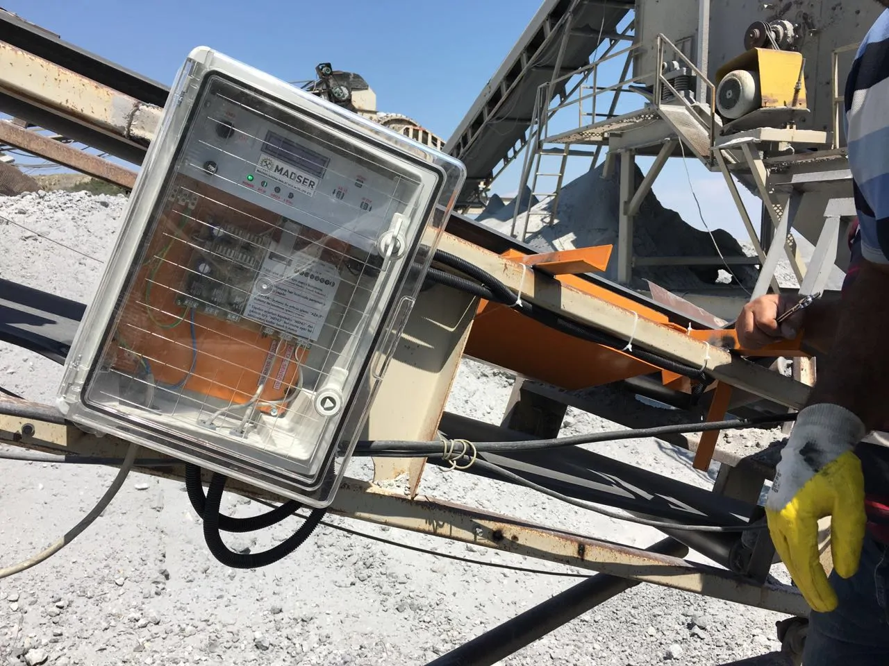 SINGLE SENSOR METAL DETECTOR