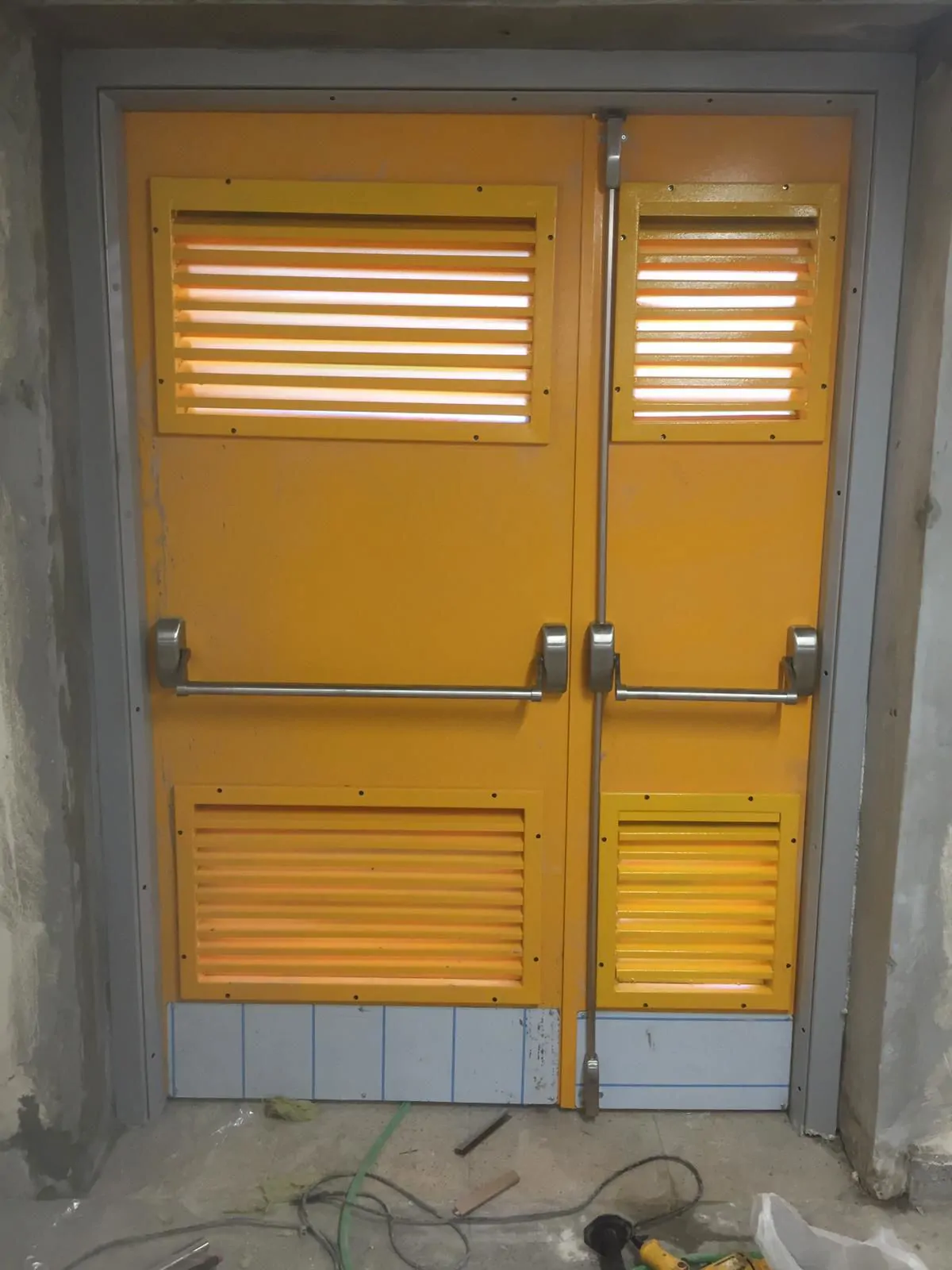 Door with vent
