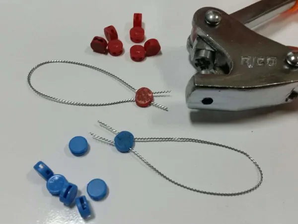 PLASTIC SQUEEZE (HANGING SEAL)