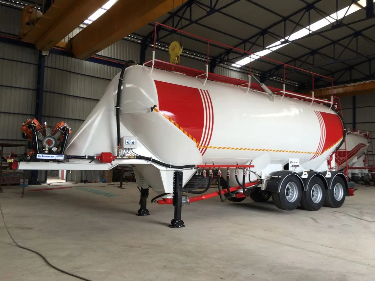 MILLENNIUM TYPE 2-COMPARTMENT SILO TRUCK